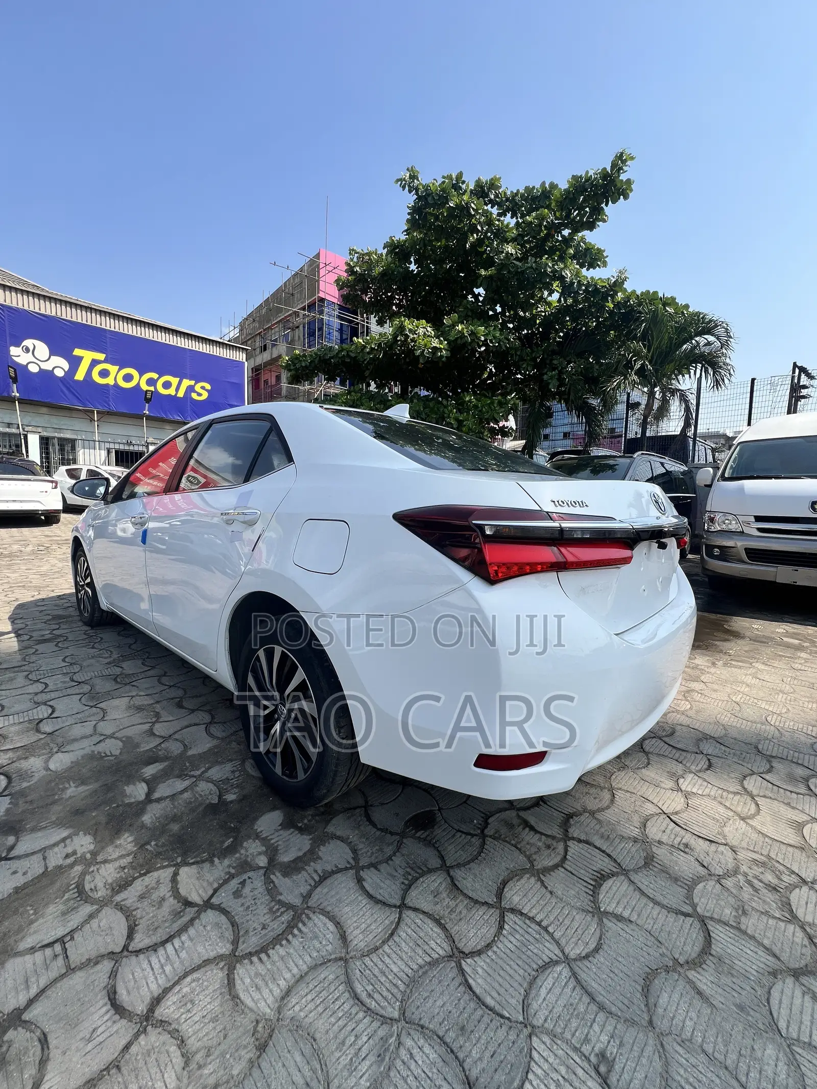 Toyota Corolla XLE (1.8L 4cyl 2A) 2019 White