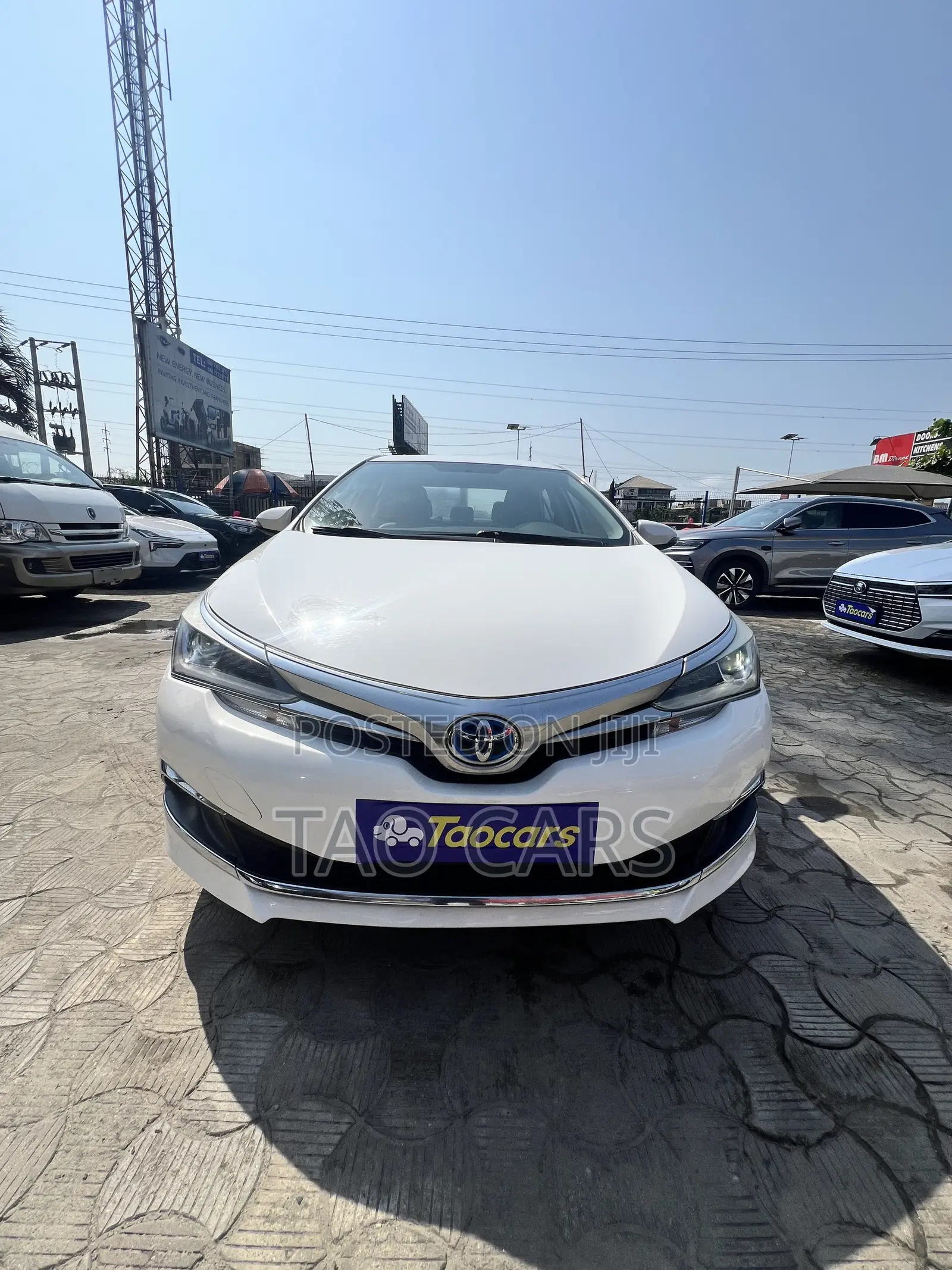 Toyota Corolla XLE (1.8L 4cyl 2A) 2019 White