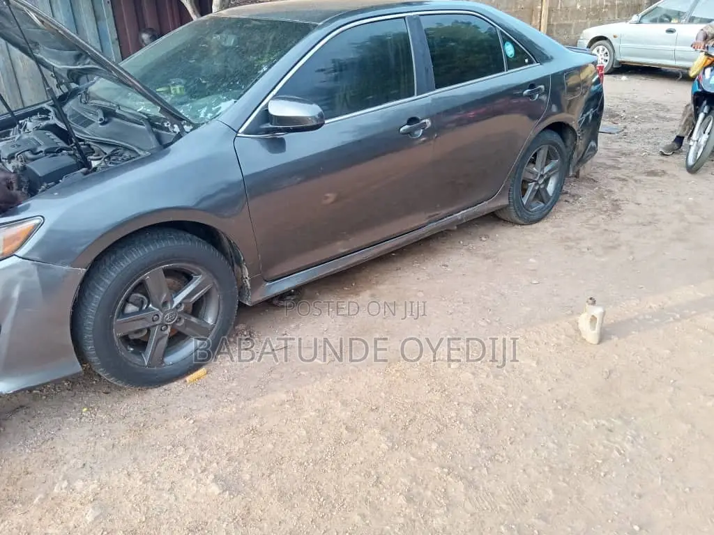 Toyota Camry SE 4dr Sedan (2.5L 4cyl 6A) 2013 Gray