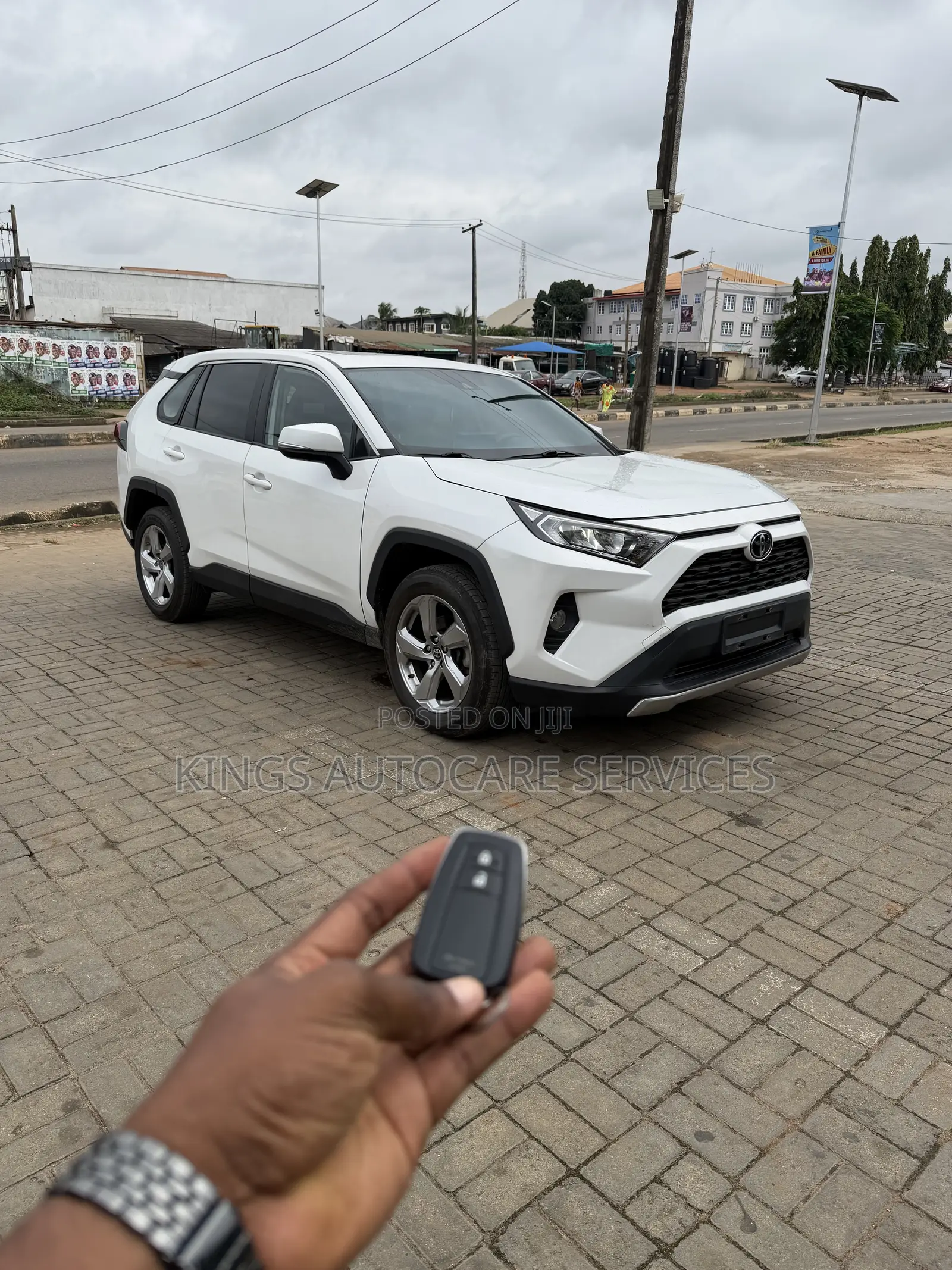 Toyota RAV4 XLE Premium 2021 White