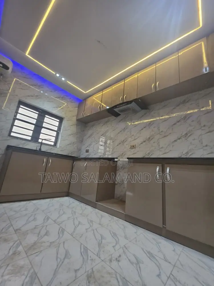 4bdrm Bungalow in Oluyole Estate for sale