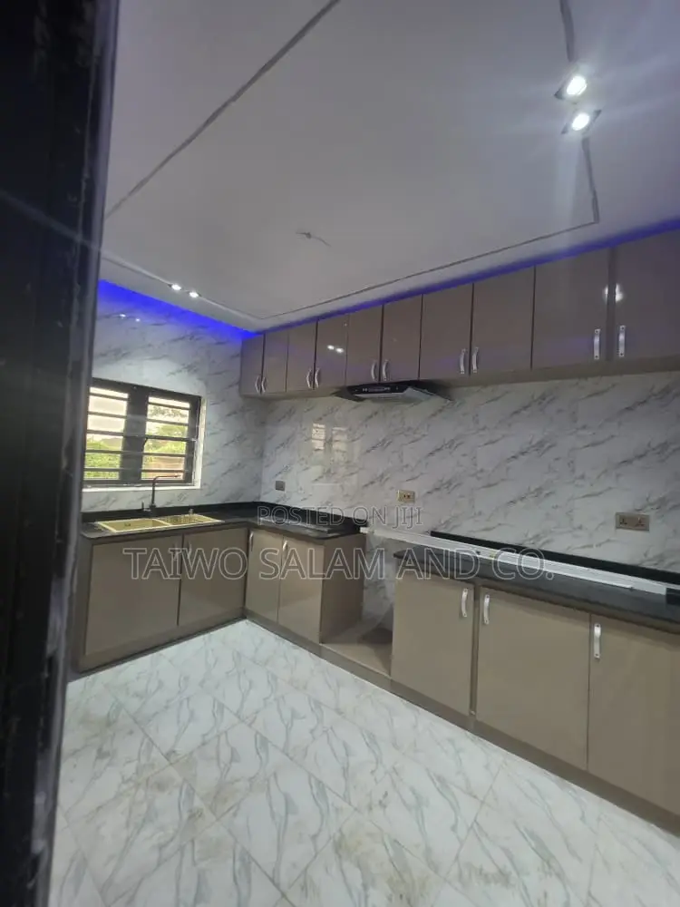 4bdrm Bungalow in Oluyole Estate for sale
