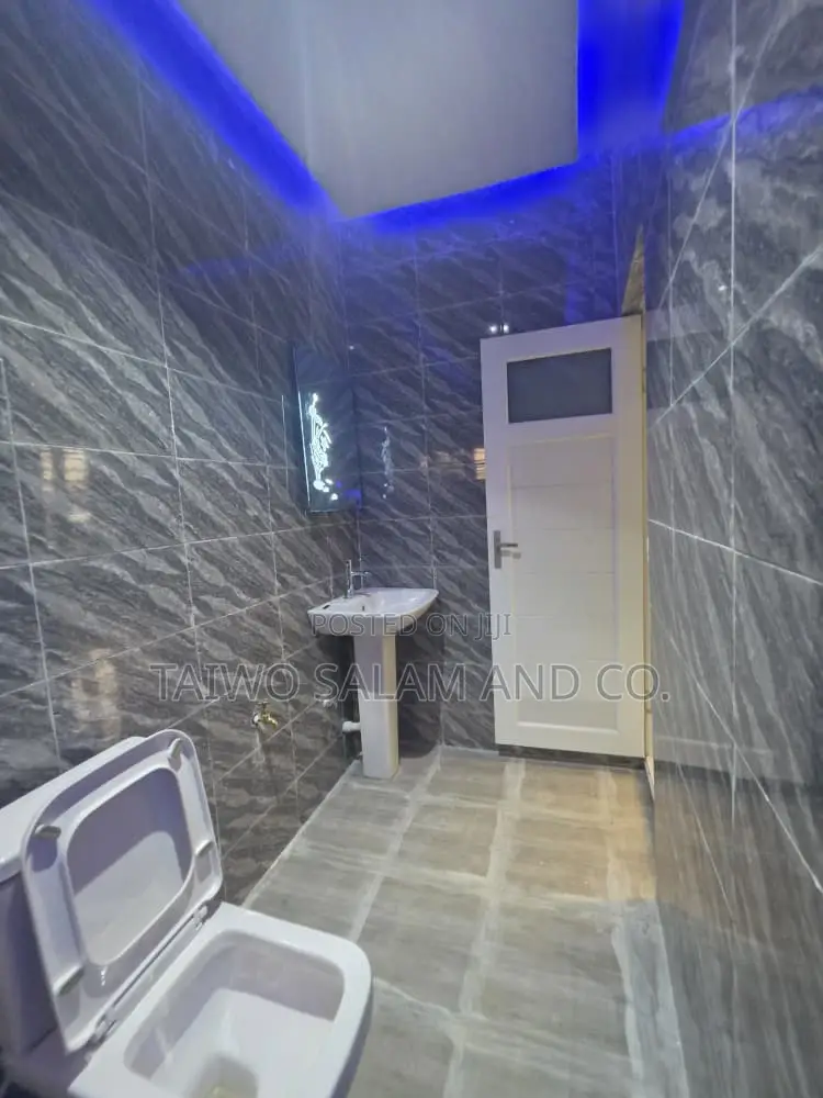 4bdrm Bungalow in Oluyole Estate for sale