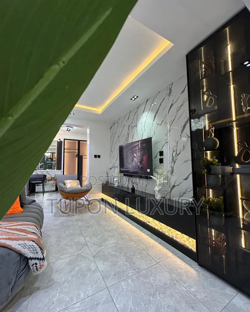 Luxury Spacious Studio Apartment With a Bar and Large Dining Area