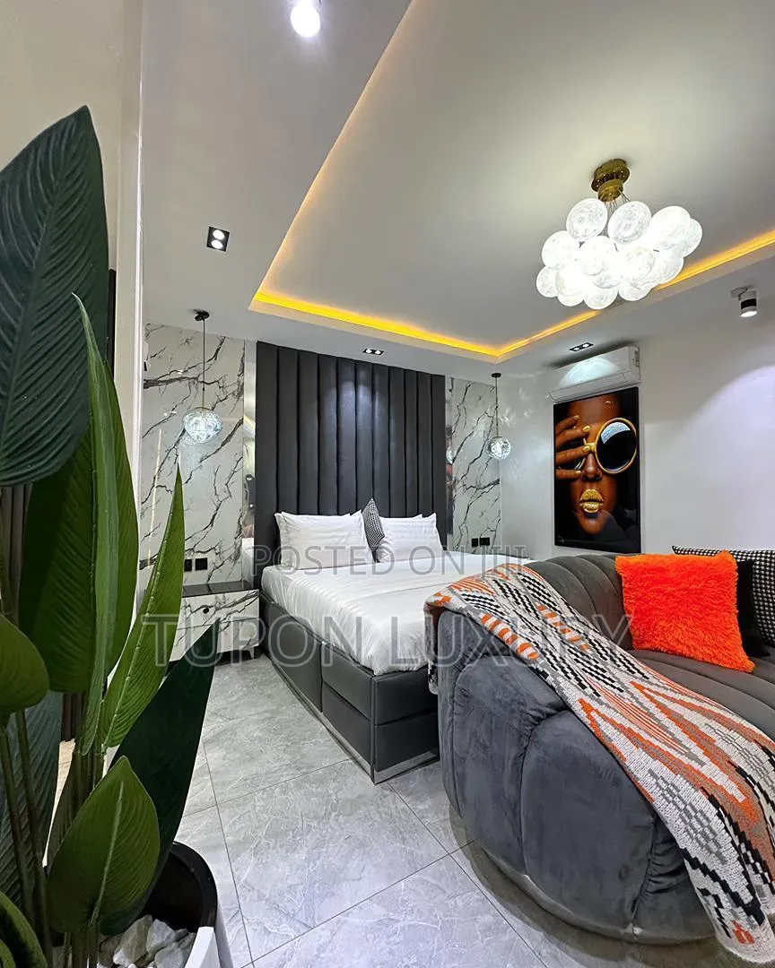 Luxury Spacious Studio Apartment With a Bar and Large Dining Area