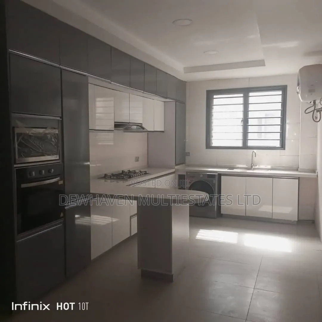 3bdrm Apartment in Queen'S Court, Ikoyi S.W for rent