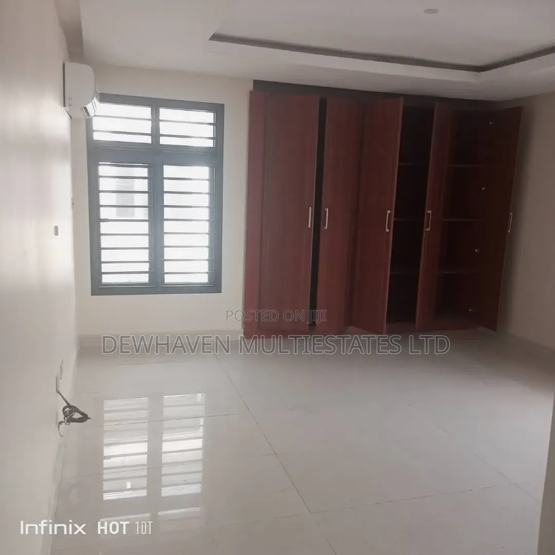 3bdrm Apartment in Queen'S Court, Ikoyi S.W for rent