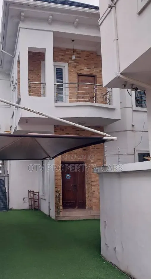 4bdrm Duplex in Chevron for sale