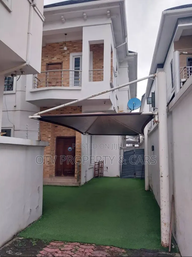4bdrm Duplex in Chevron for sale
