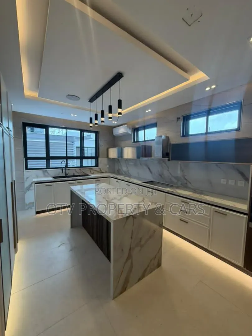 5bdrm Duplex in Banana Island for sale