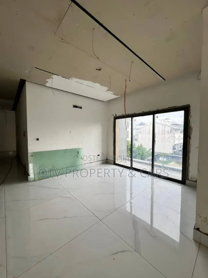 4bdrm Apartment in Banana Island for sale