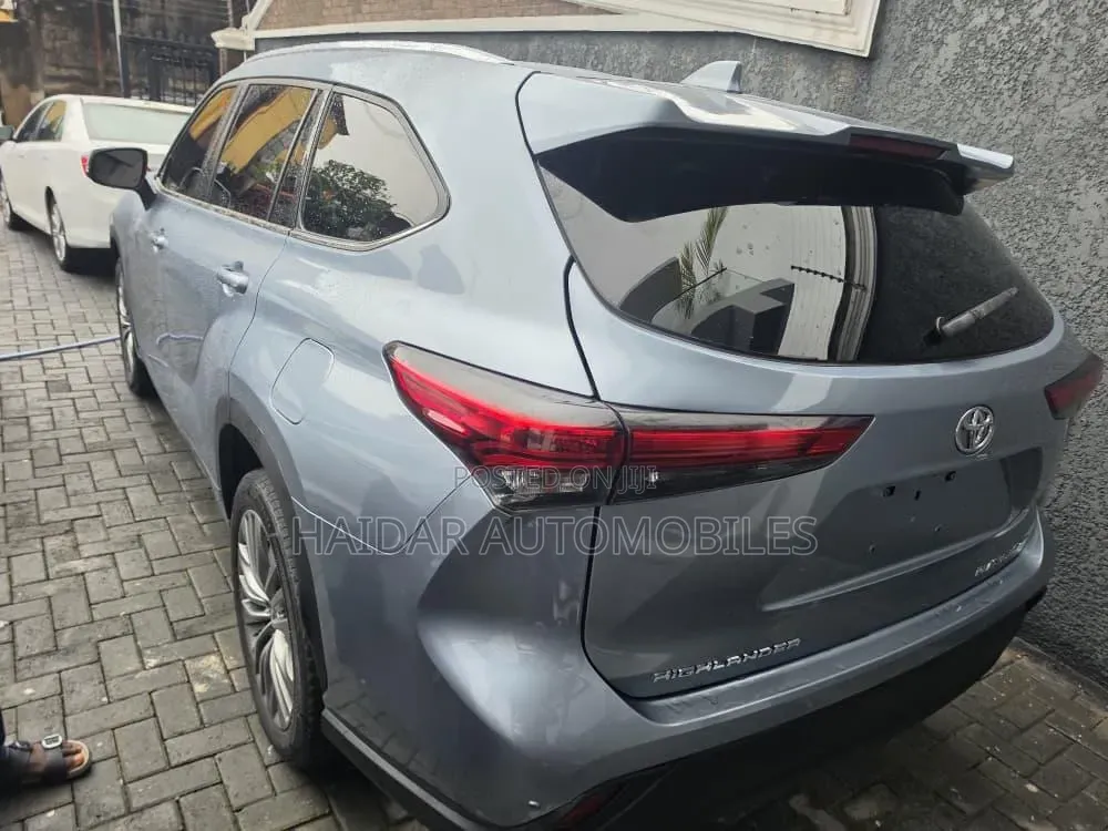 Toyota Highlander 2022 Blue