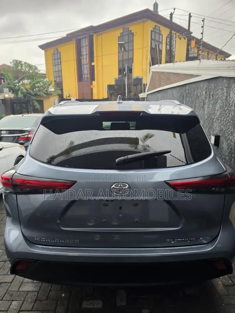 Toyota Highlander 2022 Blue