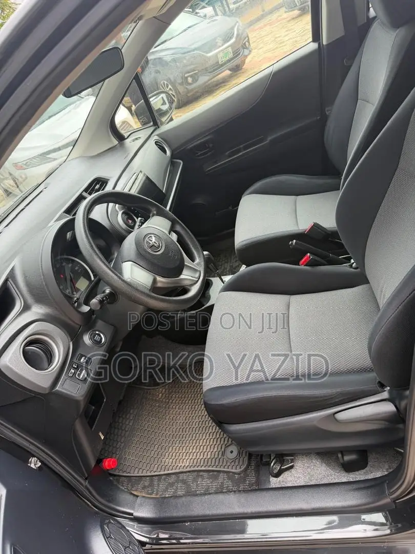Toyota Yaris L Hatchback 3dr 2013 Black