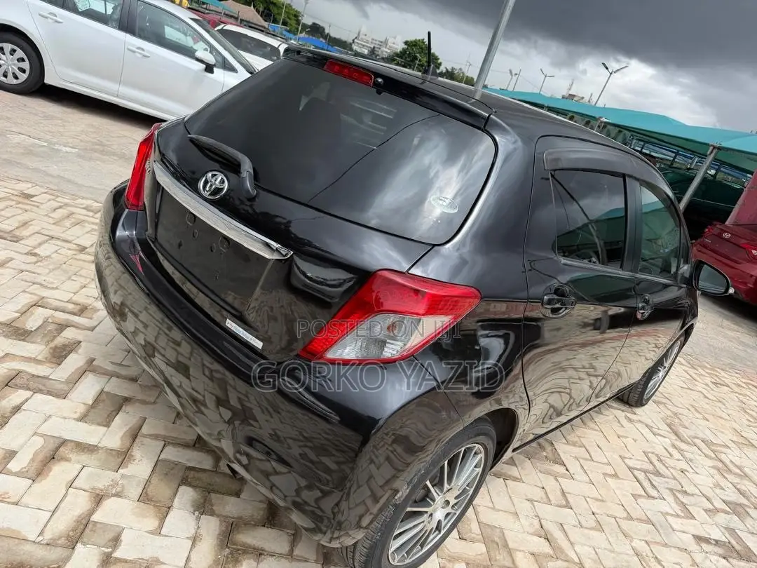 Toyota Yaris L Hatchback 3dr 2013 Black