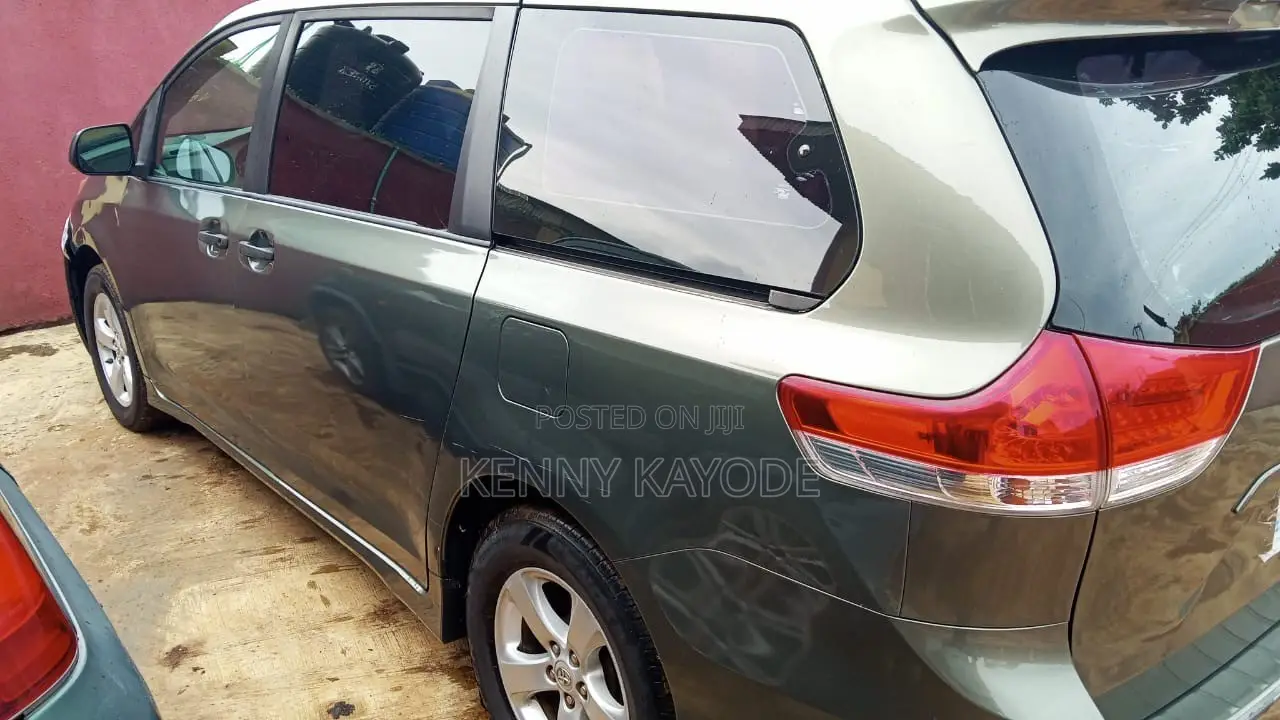 Toyota Sienna LE 8 Passenger 2011 Green