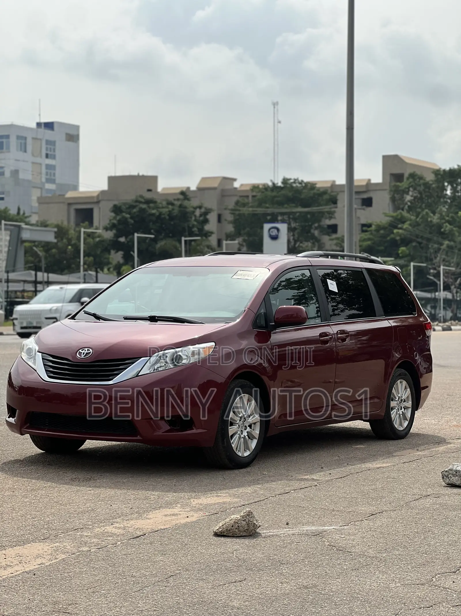 Toyota Sienna XLE 7-Passenger 4dr Minivan AWD (3.5L 6cyl 6A) 2014 Red
