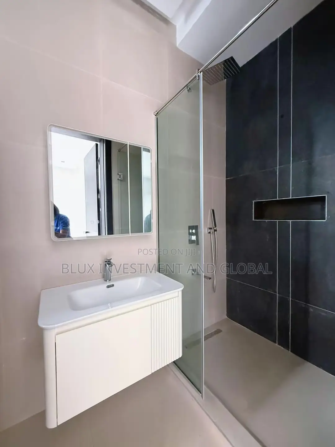 3bdrm Apartment in Lekki Phase 1 for sale