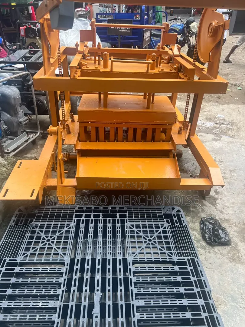 Egg Laying Concrete Block Machine With Diesel Engine.