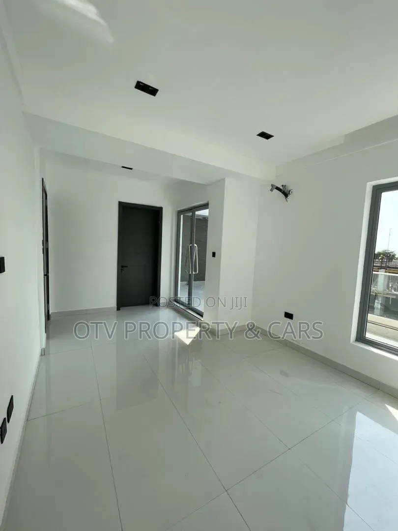 5bdrm Duplex in Banana Island for sale