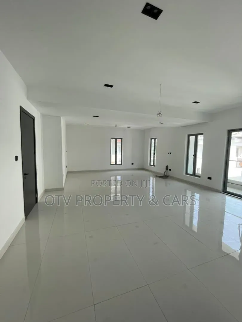 5bdrm Duplex in Banana Island for sale