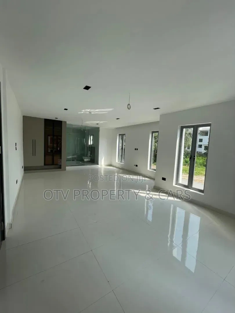 5bdrm Duplex in Banana Island for sale