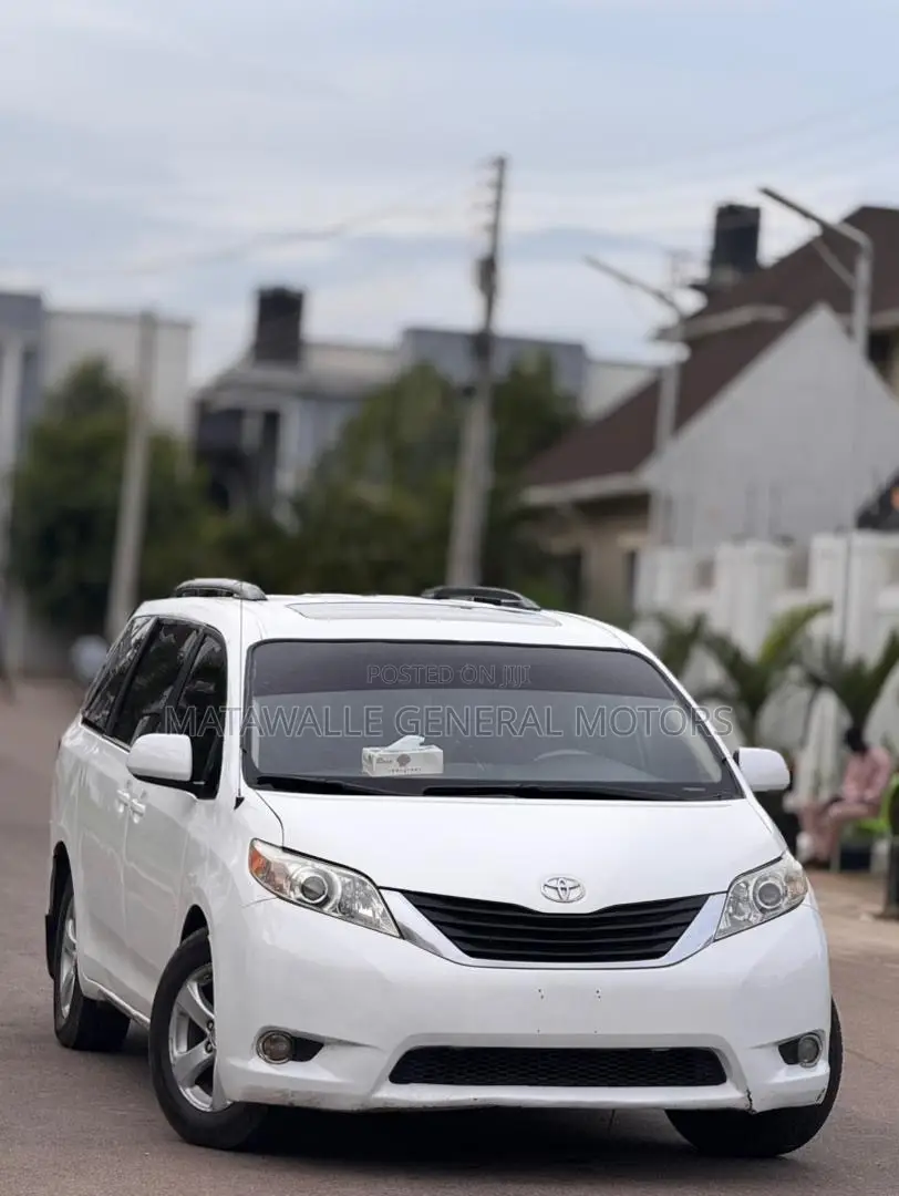 Toyota Sienna LE 8-Passenger 4dr Minivan (3.5L 6cyl 6A) 2014 White