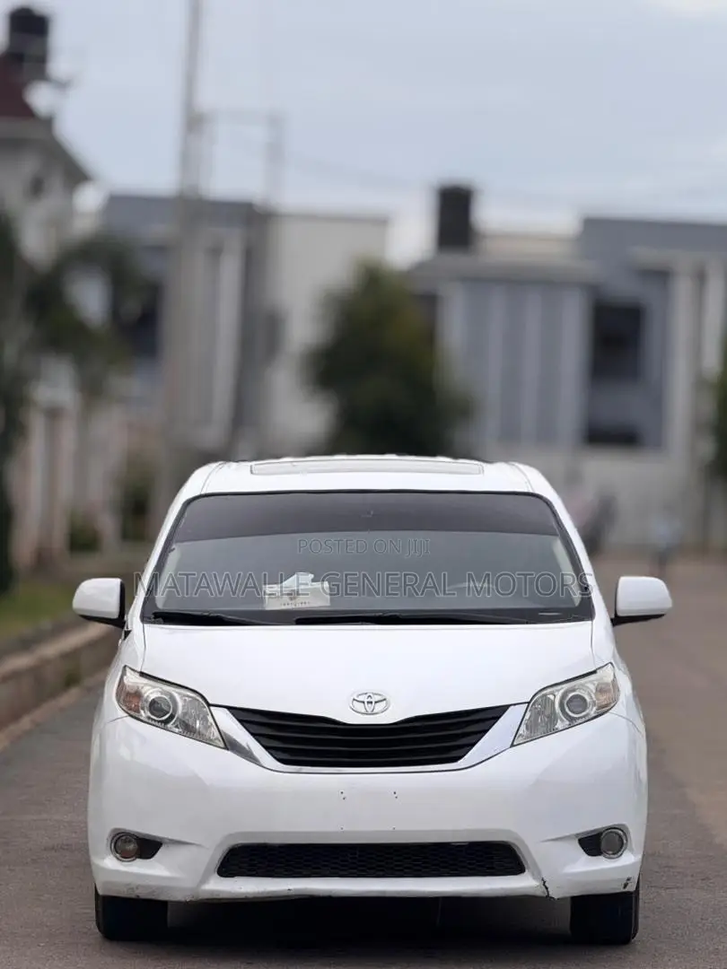 Toyota Sienna LE 8-Passenger 4dr Minivan (3.5L 6cyl 6A) 2014 White