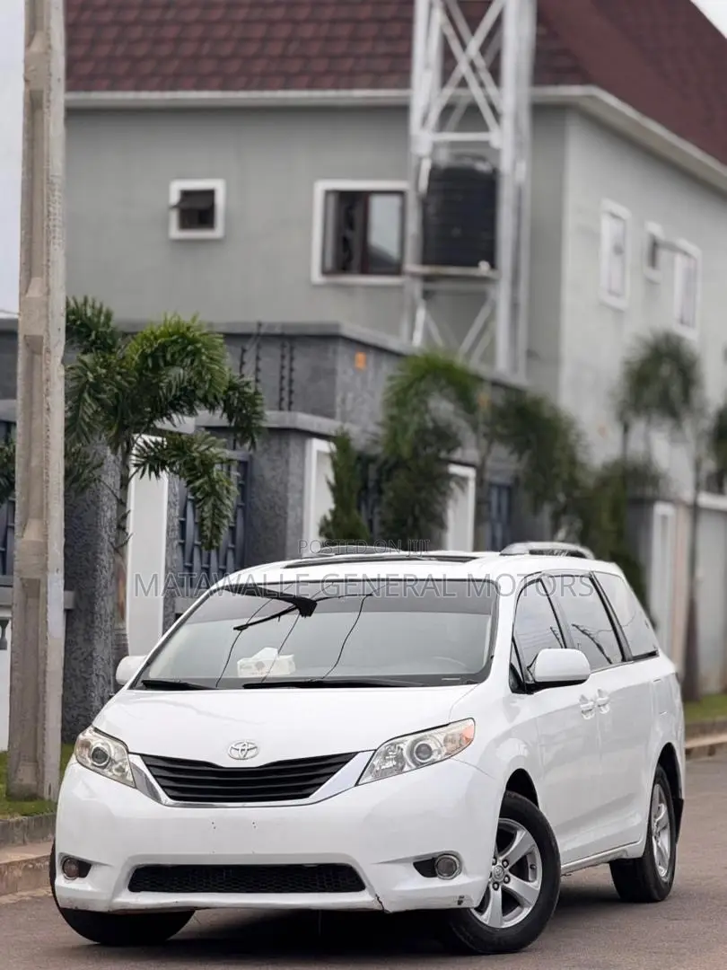 Toyota Sienna LE 8-Passenger 4dr Minivan (3.5L 6cyl 6A) 2014 White