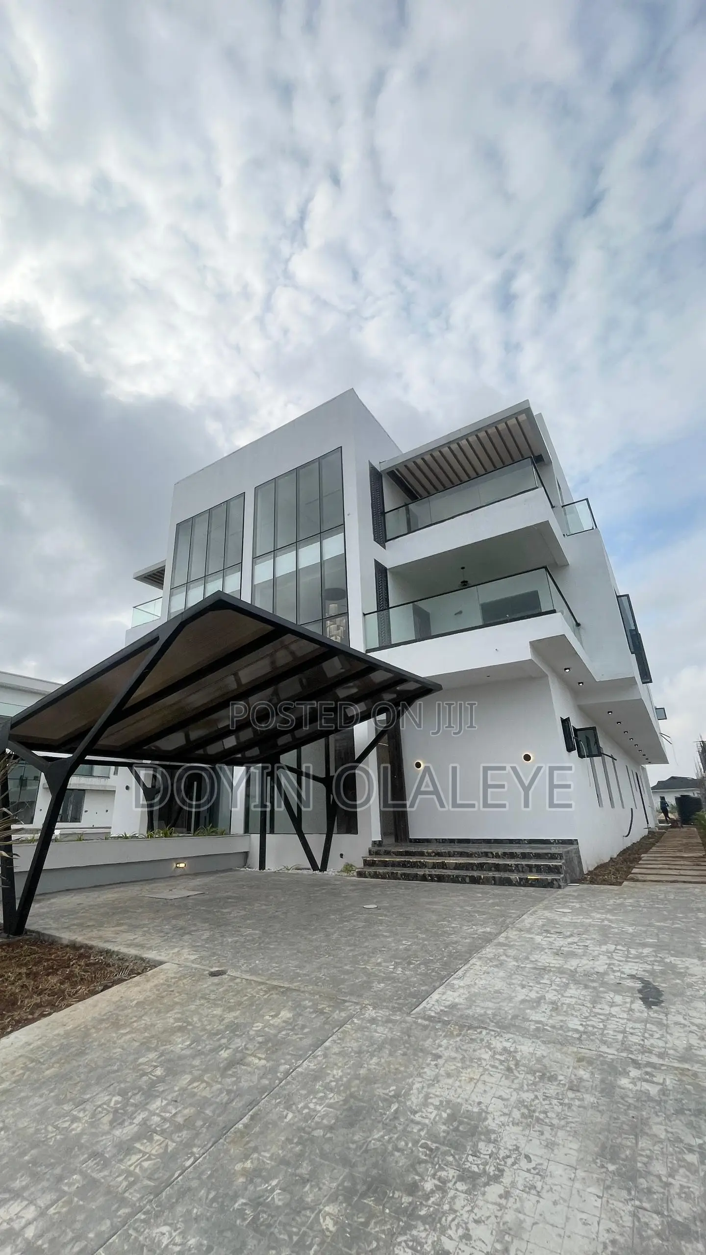 5bdrm Mansion in Ikate for sale