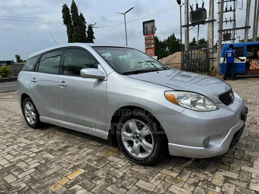 Toyota Matrix XR Hatchback FWD (1.8L 4cyl 4A) 2007 Silver