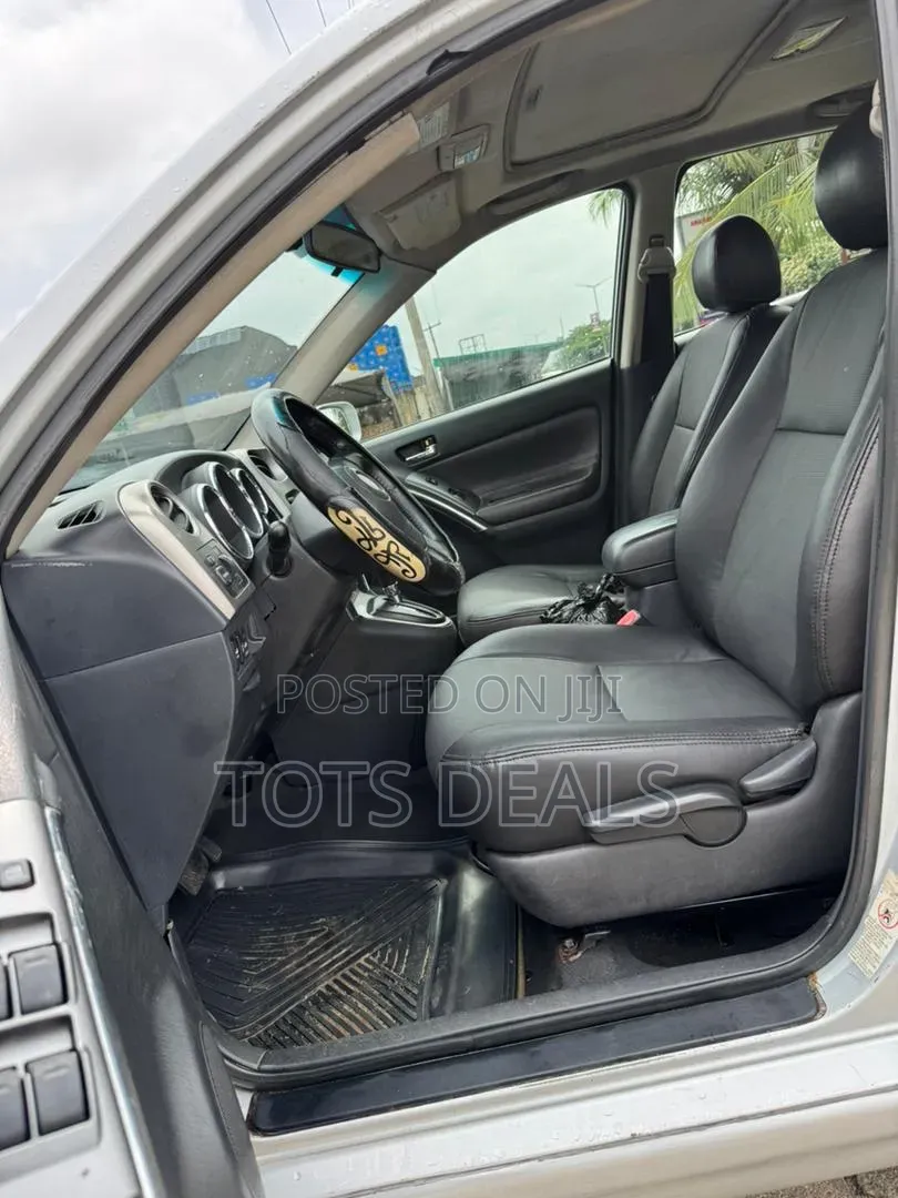 Toyota Matrix XR Hatchback FWD (1.8L 4cyl 4A) 2007 Silver