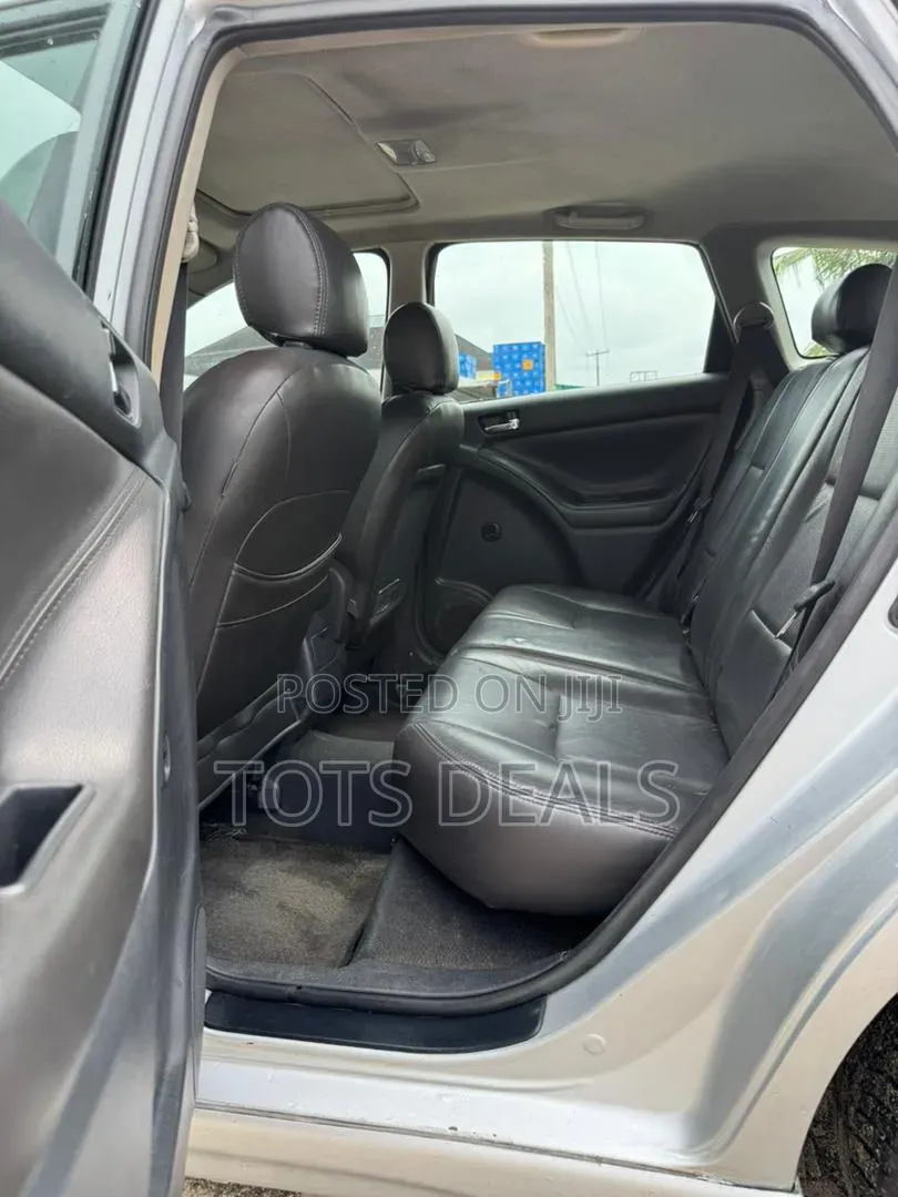 Toyota Matrix XR Hatchback FWD (1.8L 4cyl 4A) 2007 Silver