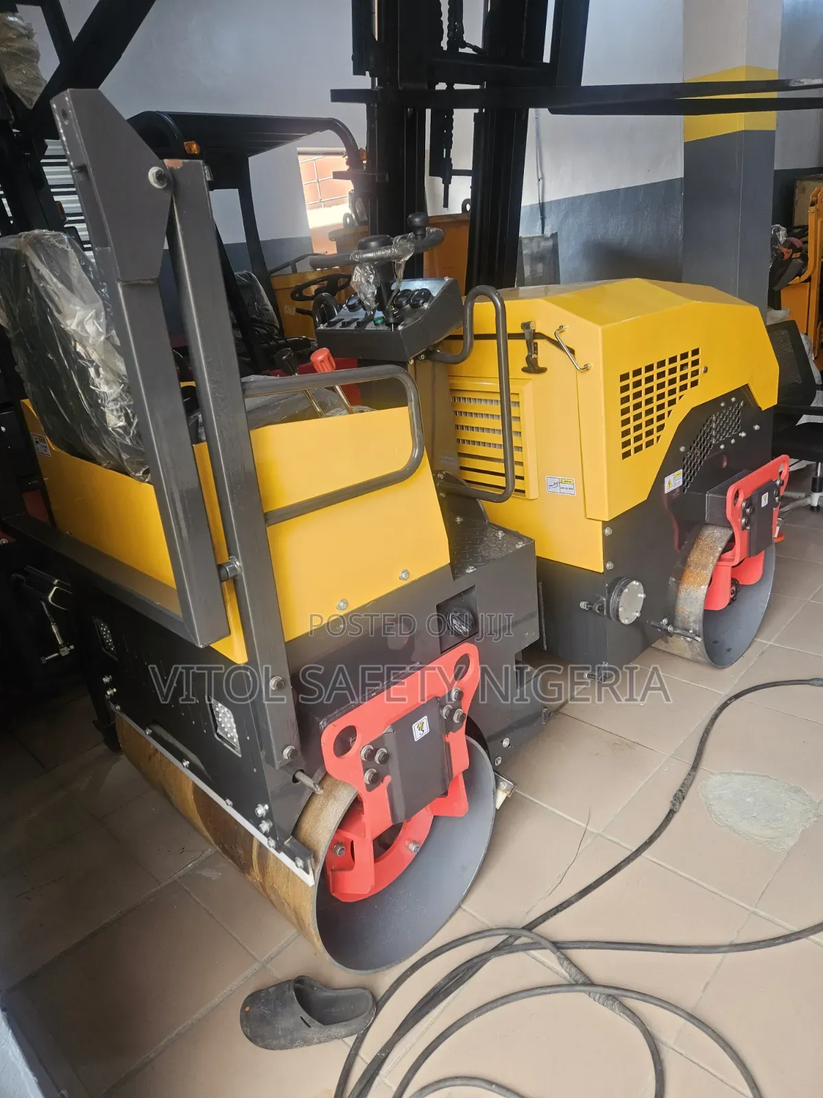 Mobile Vibrating Road Roller Machine