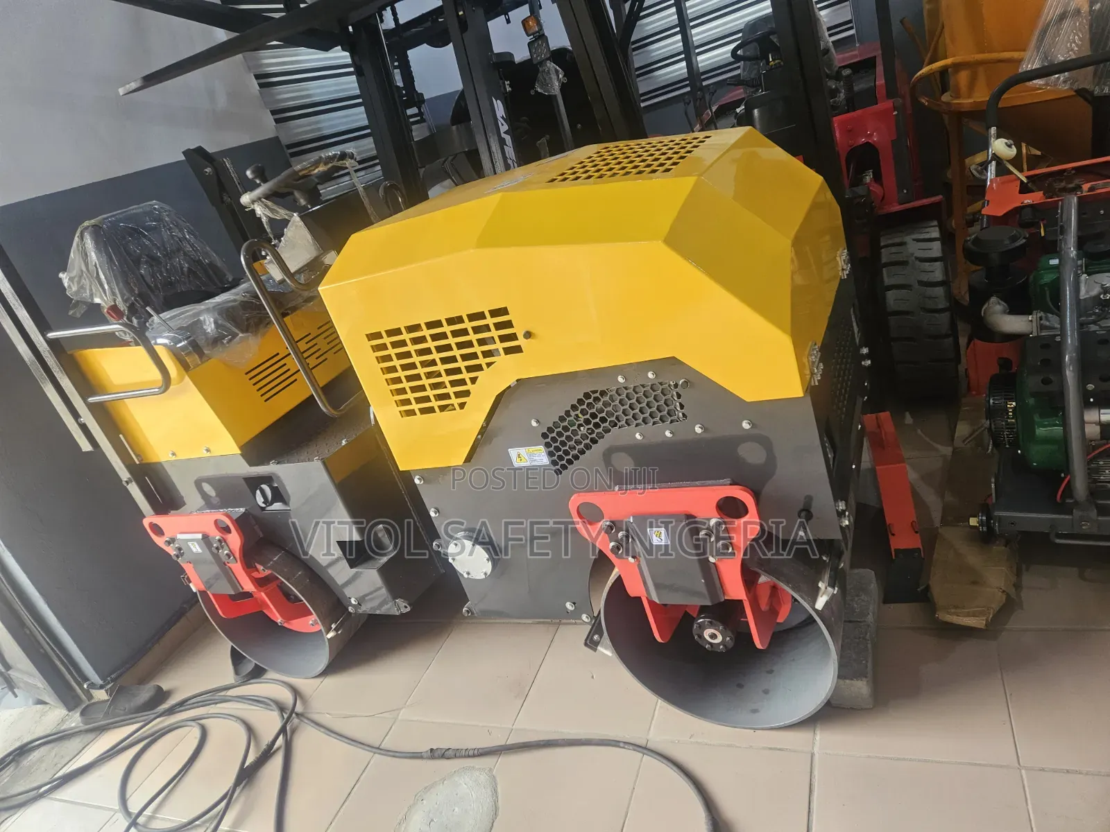 Mobile Vibrating Road Roller Machine