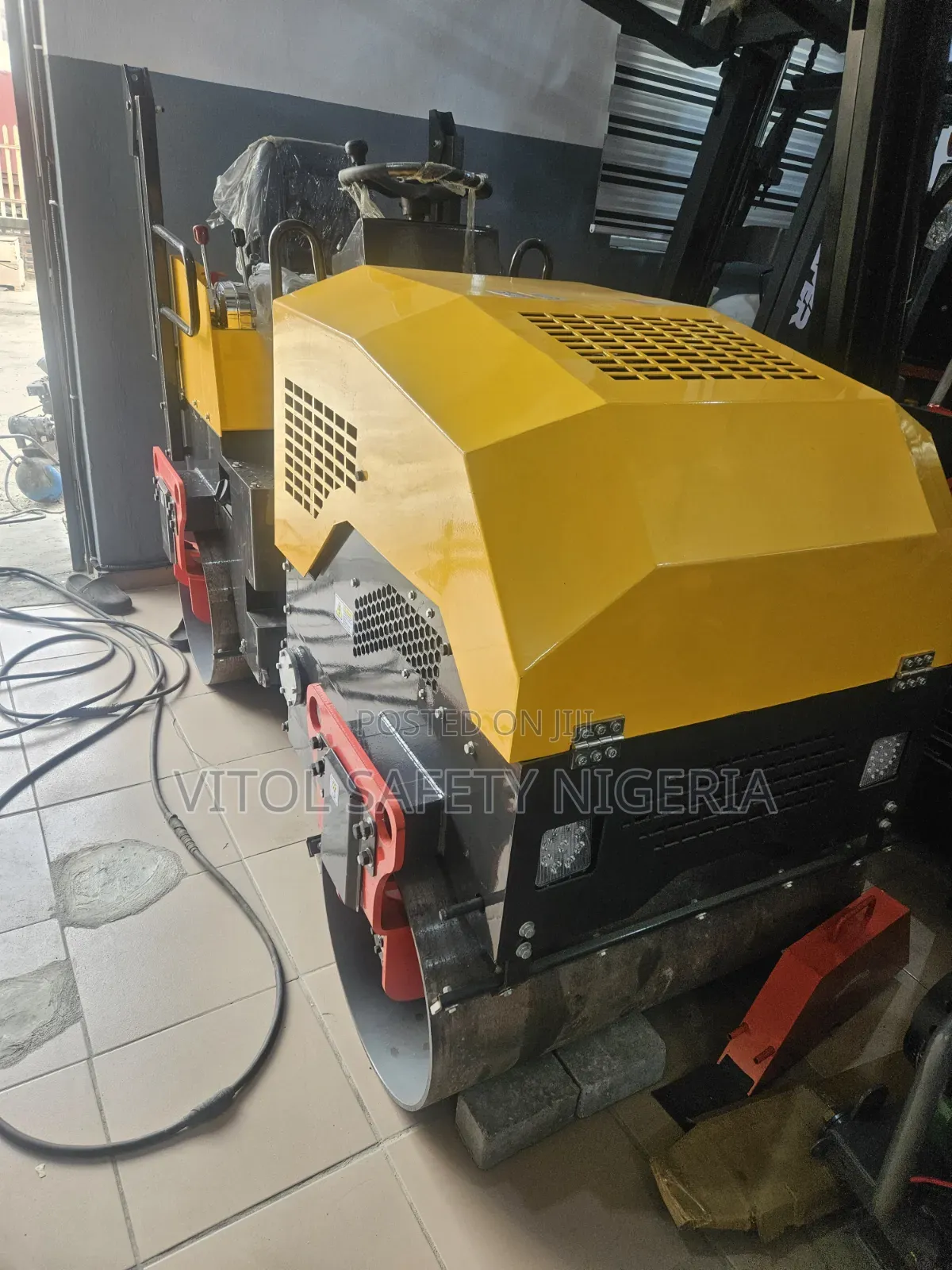 Mobile Vibrating Road Roller Machine