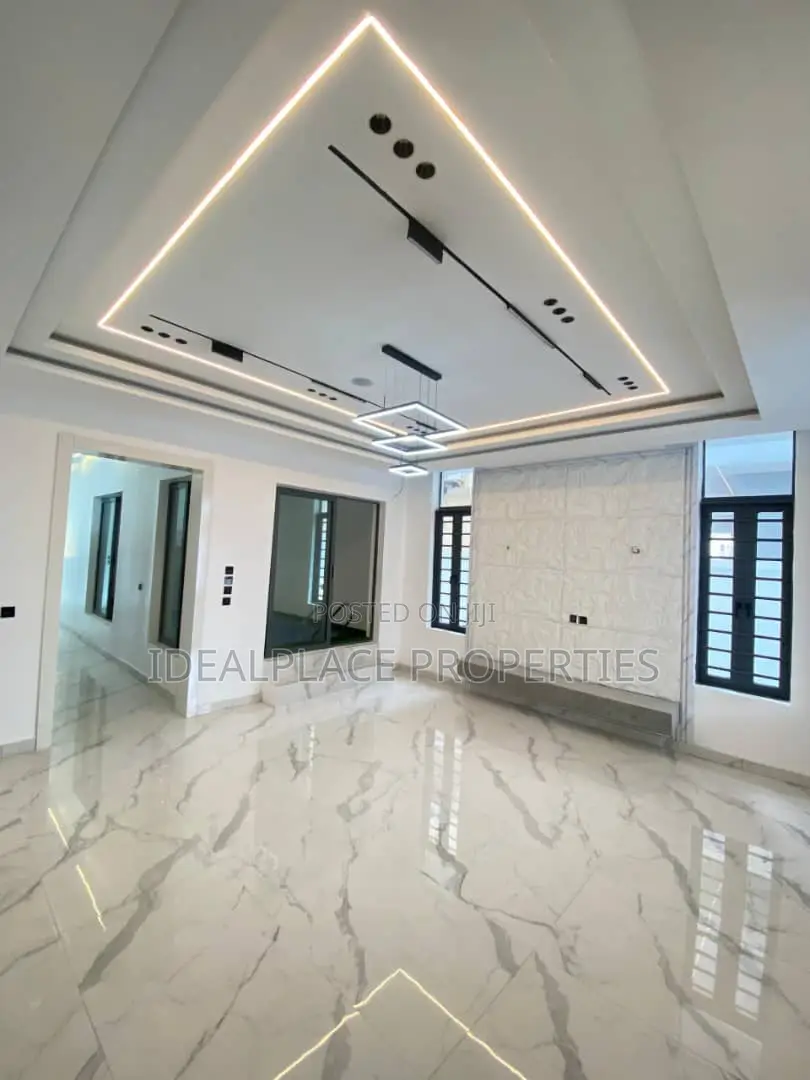 5bdrm Duplex in Chevron for sale