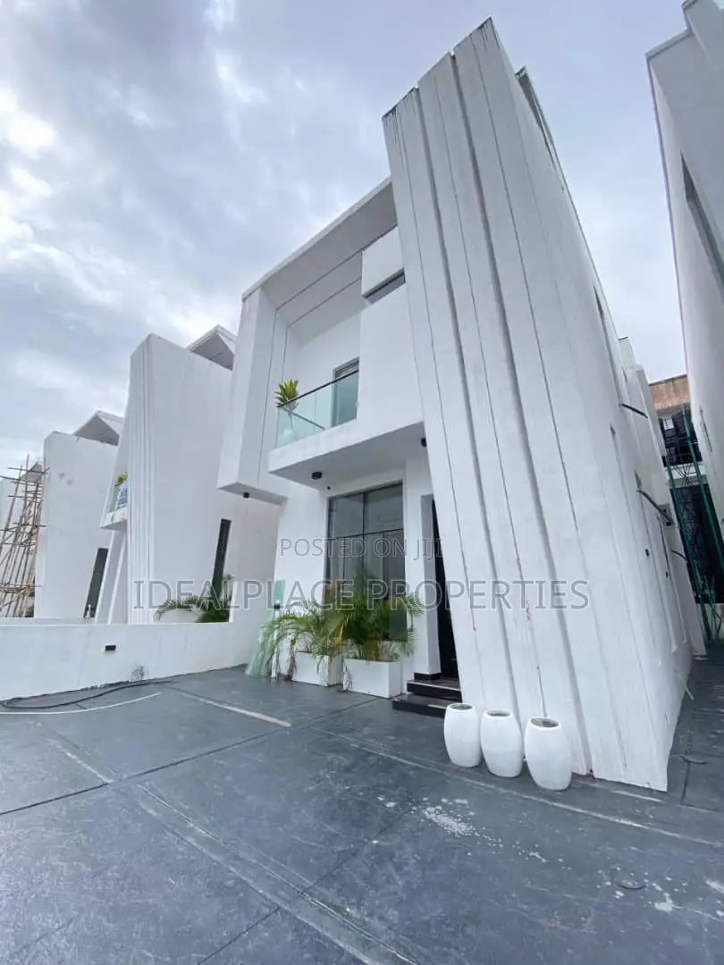 4bdrm Duplex in Chevron for sale