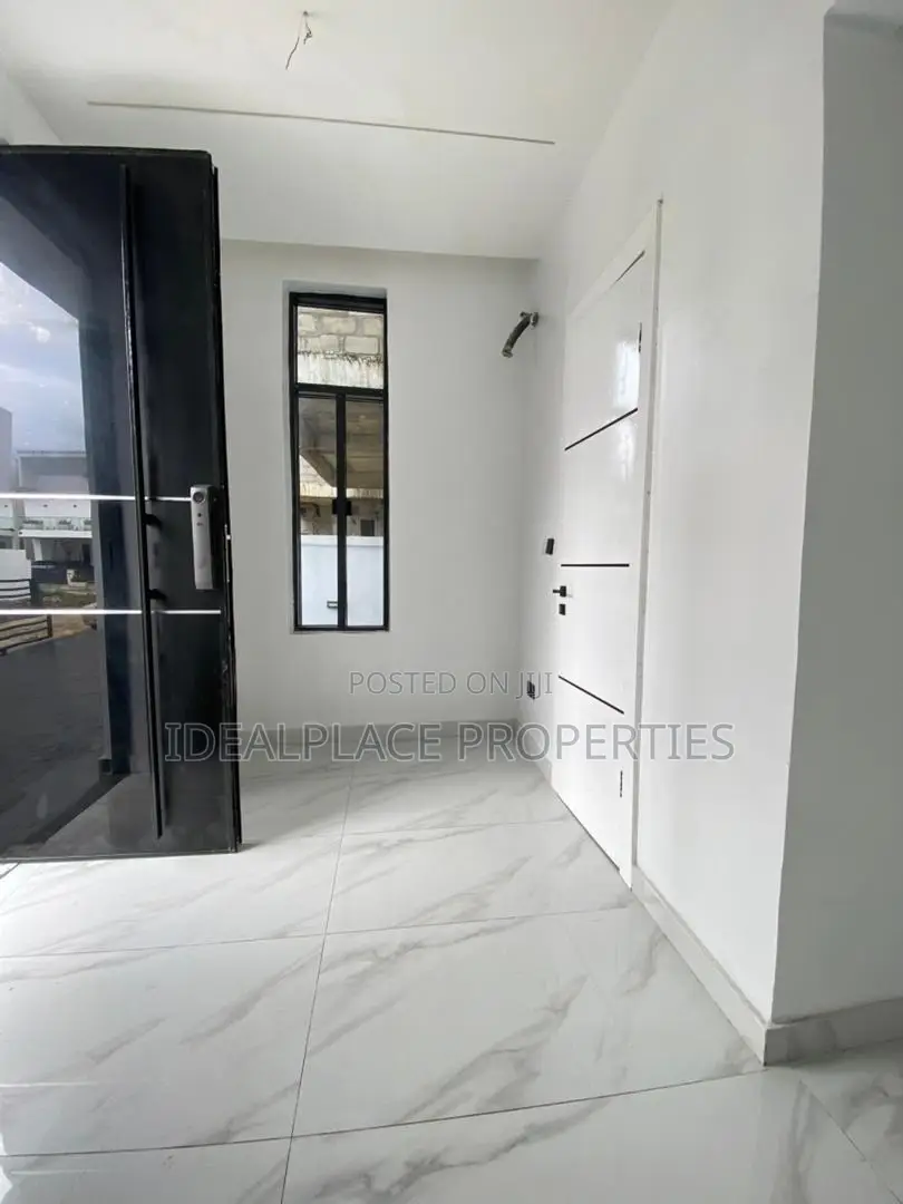 5bdrm Duplex in Chevron for sale
