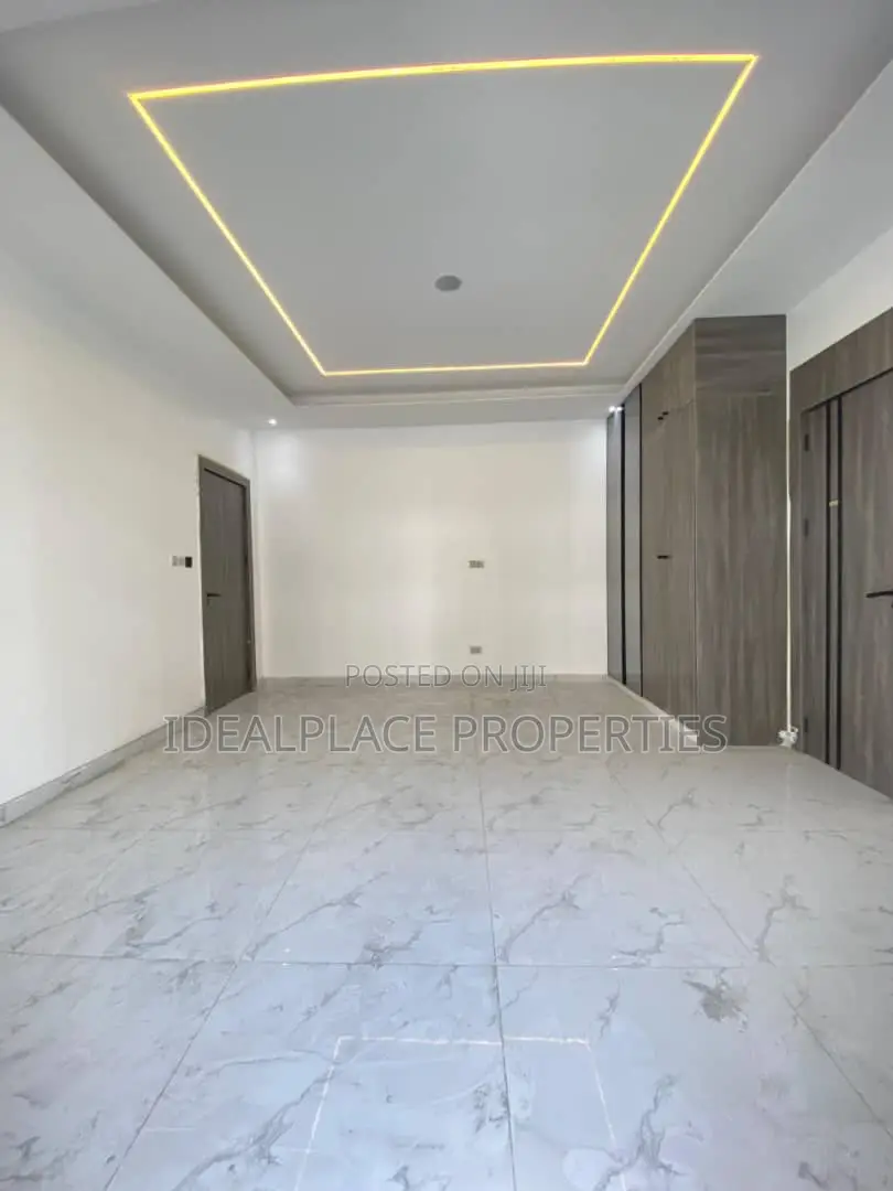2bdrm Apartment in Lekki Phase 1 for sale