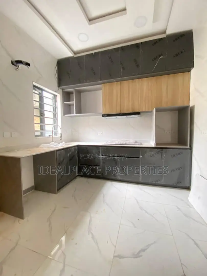 4bdrm Duplex in Chevron for sale