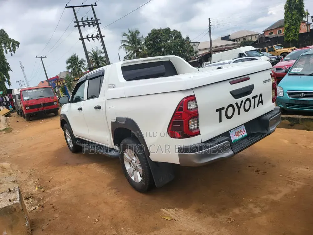 Toyota Hilux 2022 White