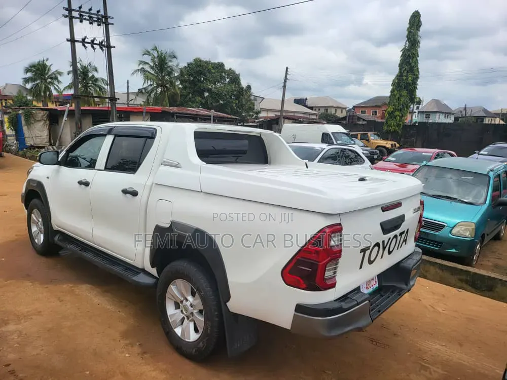 Toyota Hilux 2022 White