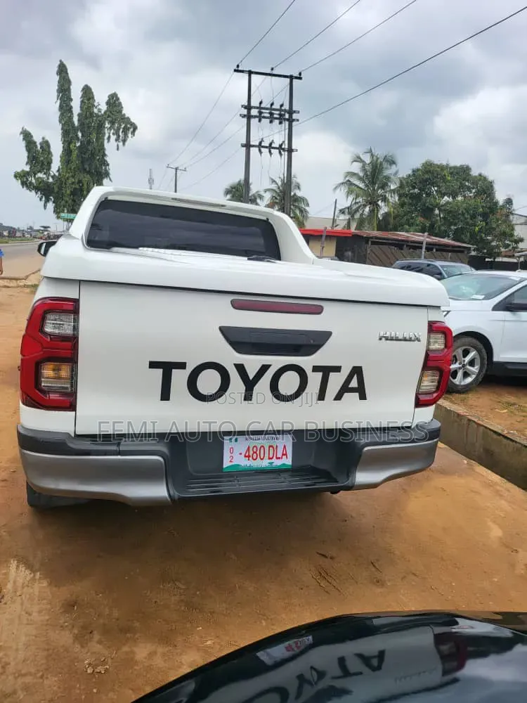 Toyota Hilux 2022 White