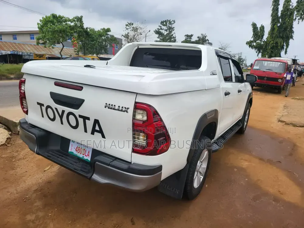 Toyota Hilux 2022 White