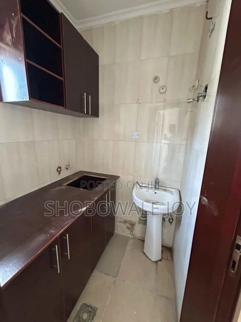 Mini Flat in Chevron for rent