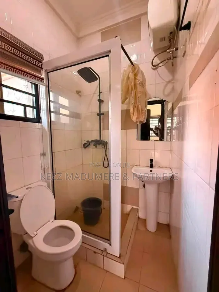 5bdrm Block of Flats in Rumuibekwe Housing for sale