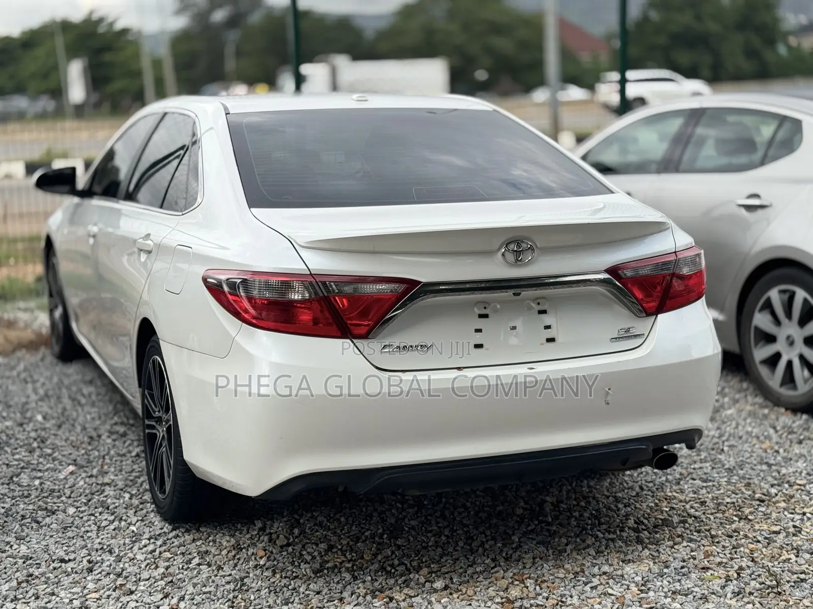 Toyota Camry SE w/Special Edition Pkg (2.5L 4cyl 6A) 2016 White