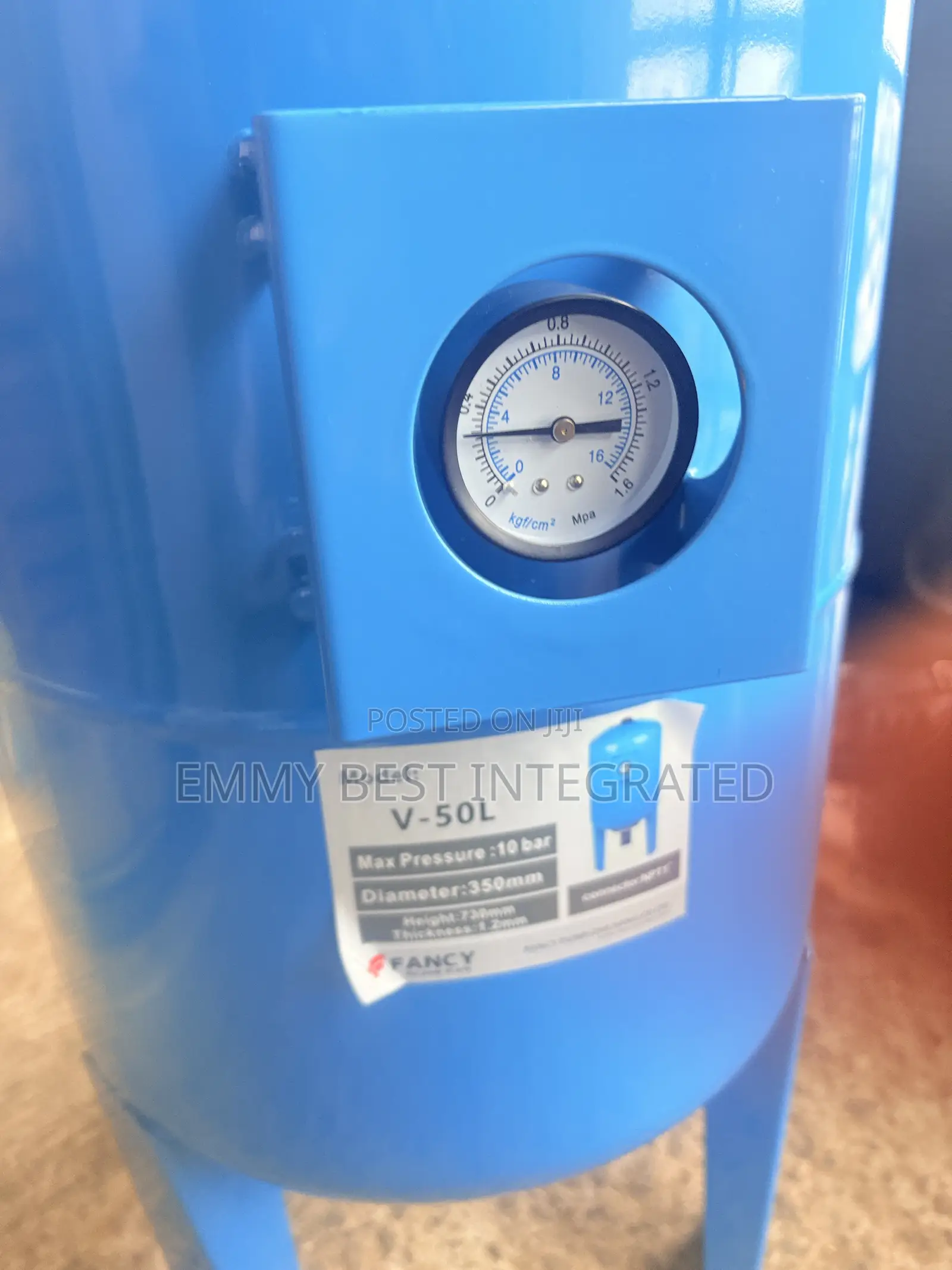 Vertical Water Pressure Tank.