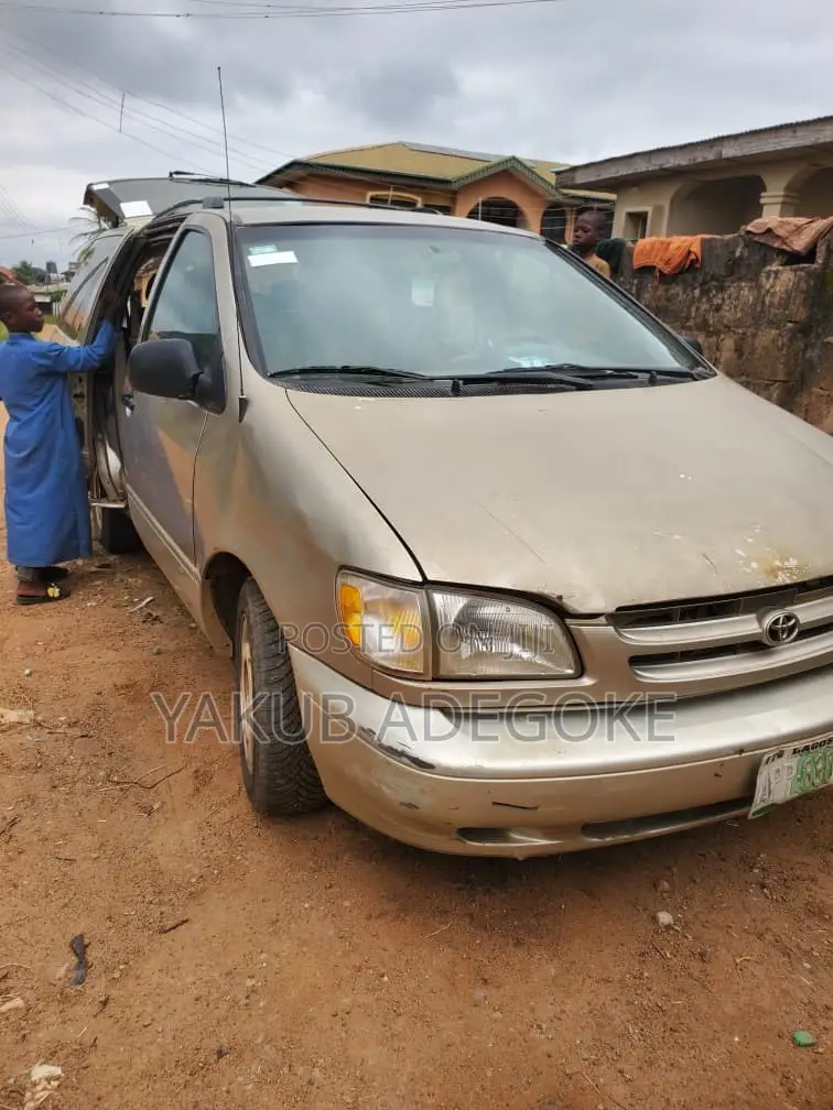 Toyota Sienna 2000 Gold